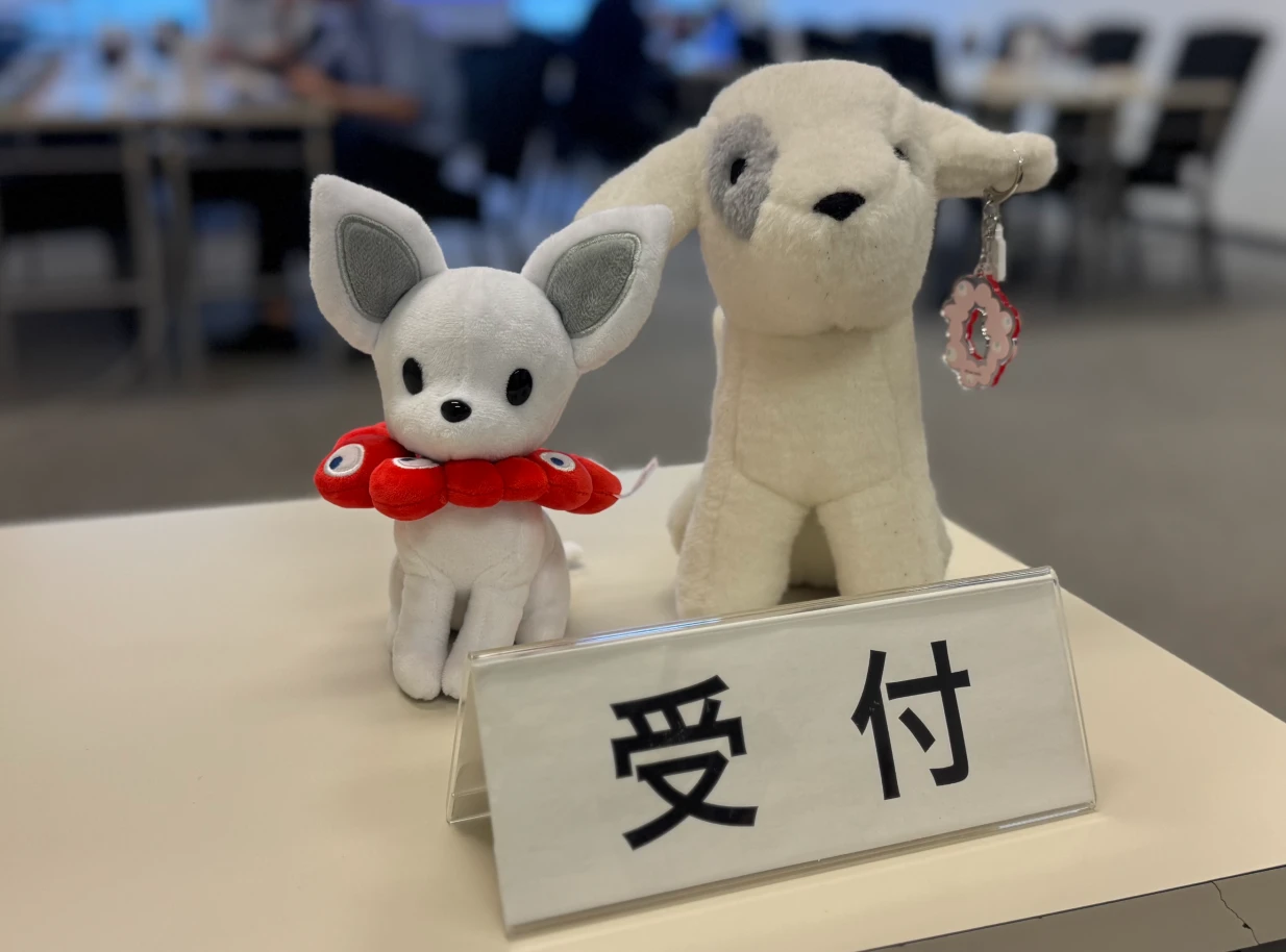 受付でチェロ&ポピーがお出迎え
